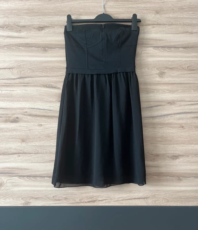 Malé černé šaty bez ramínek — fotka 1